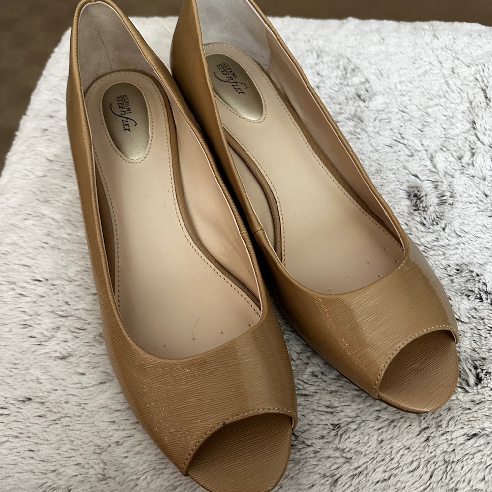 Alfani Step’n Flex Tan wedge. Size 10M